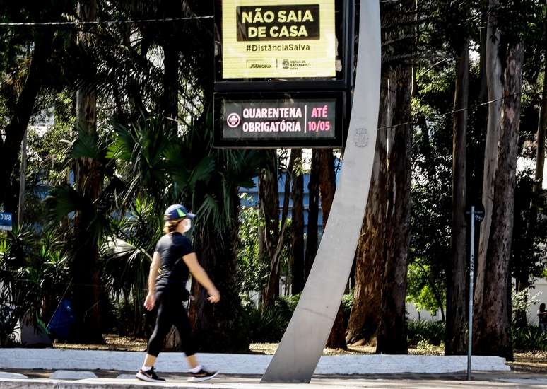 Aumenta o número de pessoas fazendo exercícios na região do Parque do Ibirapuera, zona sul da cidade de São Paulo