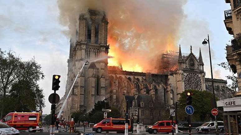 A catedral pegou foto durante horas antes que os bombeiros pudessem controlar as chamas