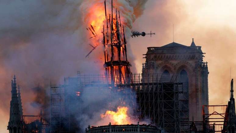 A torre central da catedral de Notre Dame despencou durante o inc&ecirc;ndio