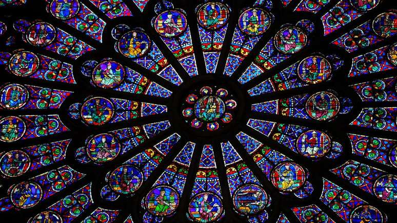 A catedral de Notre Dame &eacute; famosa por seus vitrais