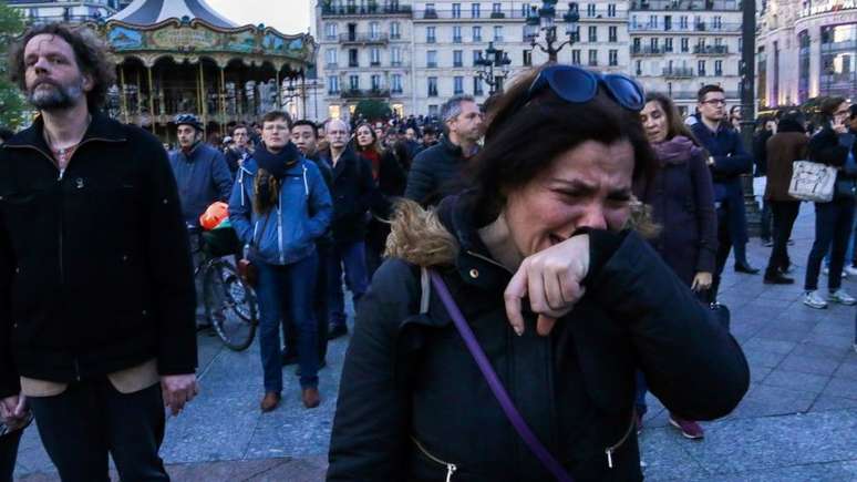 O inc&ecirc;ndio de Notre Dame causou um forte impacto emocional entre nos parisienses