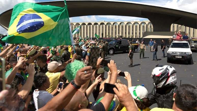 Bolsonaro acena para admiradores em Brasília em foto do último dia 19; como fica sua base de apoio após saída de Moro do governo?