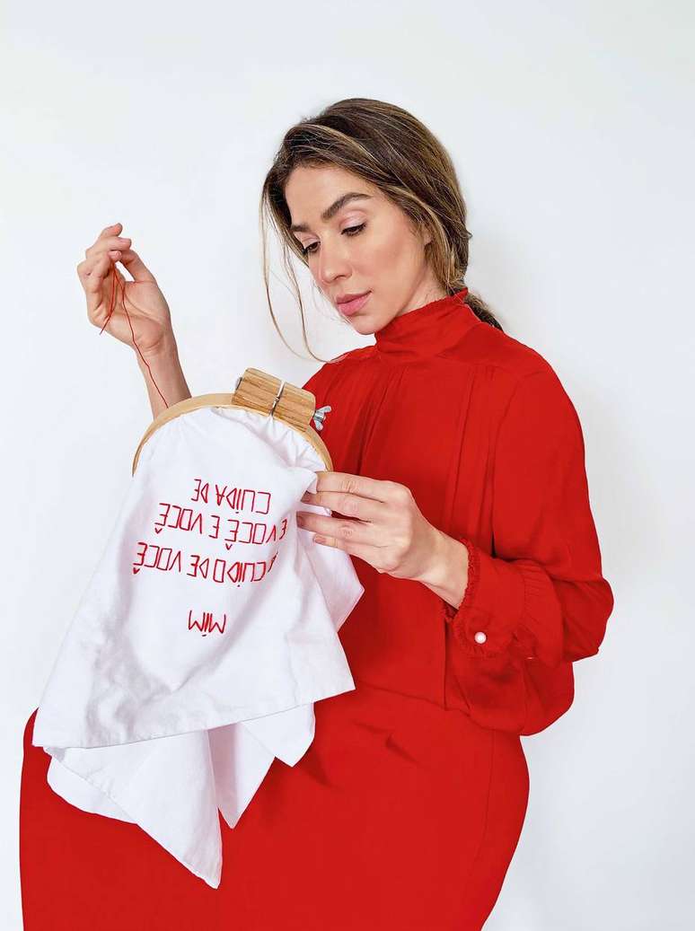 Paula Costa na produ&ccedil;&atilde;o dos bordados para a a&ccedil;&atilde;o beneficente.