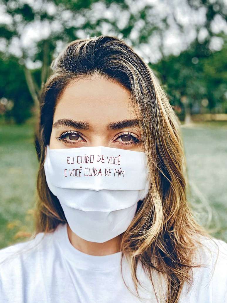 Paula Costa veste a m&aacute;scara que ter&aacute; 100% da renda revertida.