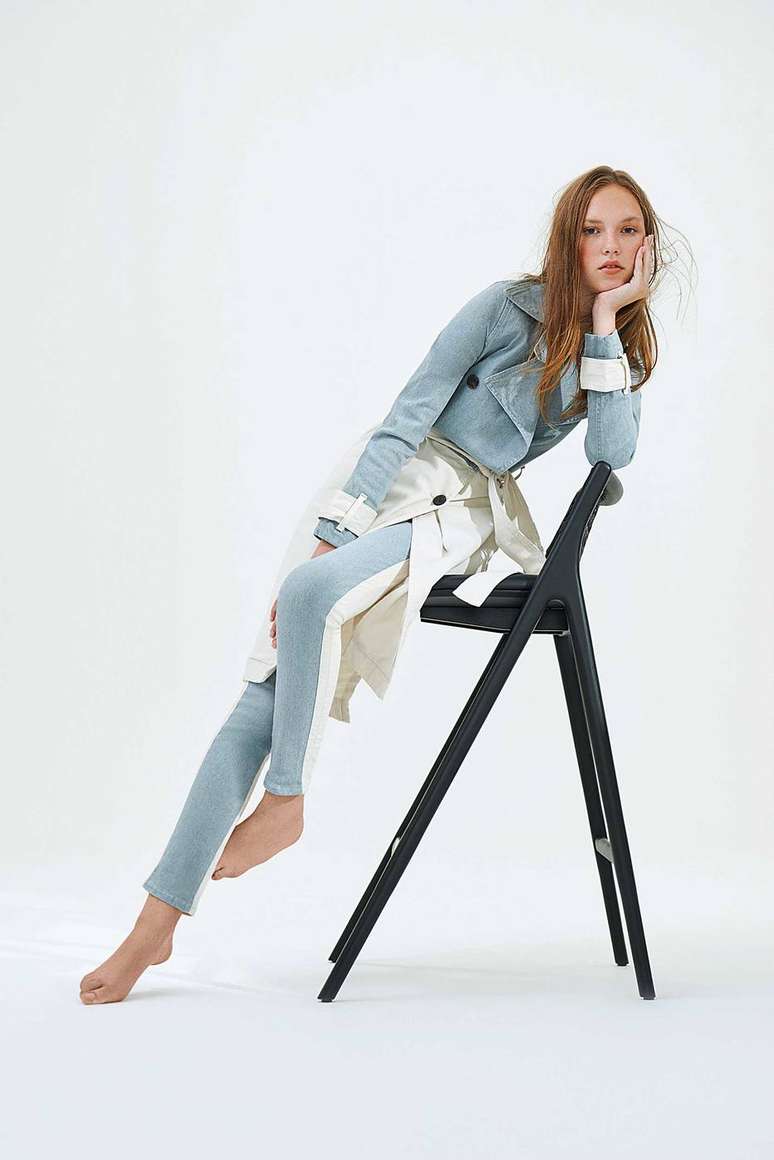 Look Andreza Chagas: trench coat, R$ 562,50, e cal&ccedil;a skinny, R$ 527,50.