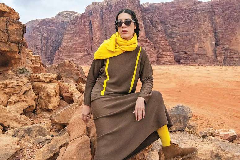 Look Marisa Ribeiro Pull Chilique (amarelo), R$ 1.524;&nbsp;Pull Luz (marrom com listra amarela), R$ 1.032;&nbsp;Saia Amelia, R$ 855.