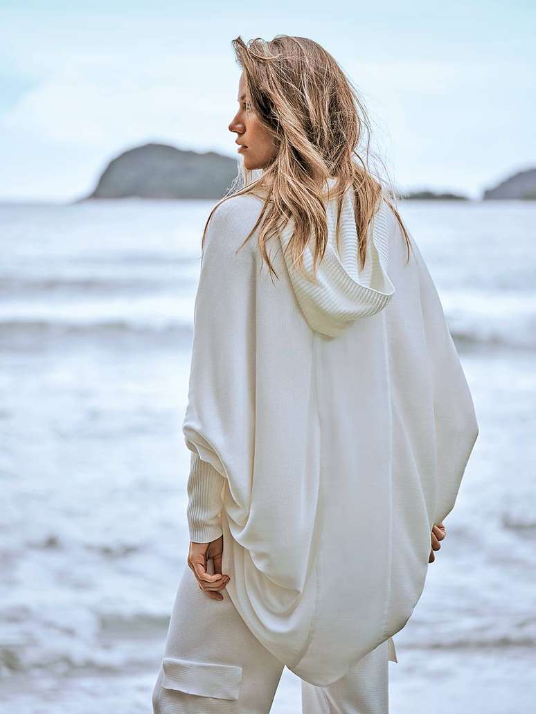 Look Viviane Furrier: Cal&ccedil;a, R$ 699,90; Blusa de capuz, R$ 374,90; e Casulo, R$ 374,90.