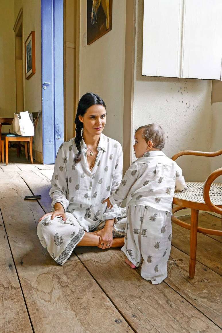 A estilista Cris Barros com a filha Gaia.