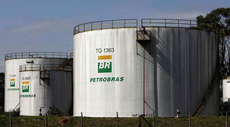 Tanques em refinaria da Petrobras em Paul&iacute;nia (SP) 
01/07/2017
REUTERS/Paulo Whitaker