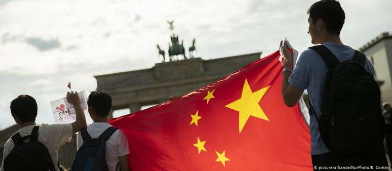 Chineses em frente ao Portão de Brandemburgo, em Berlim