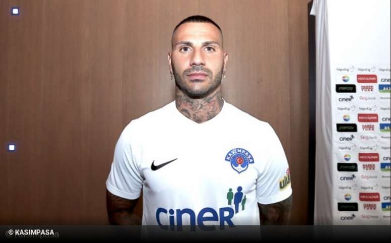 Ricardo Quaresma com a camisa doKasımpaşa, da Turquia (Divulgação/ Kasimpasa)