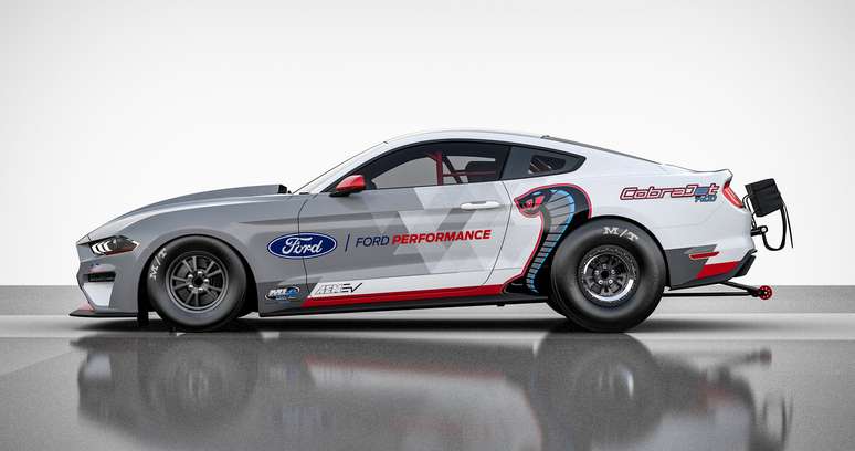 Ford Performance 8 carros disputando uma corrida 