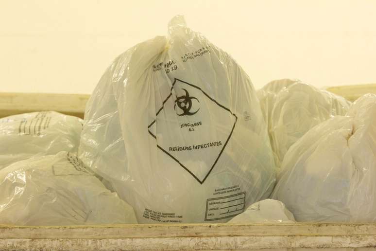 Imagem de arquivo de sacola usada no processo de descarte do lixo hospitalar. 