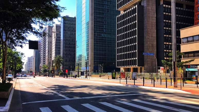 Avenida Paulista, um dos principais polos econômicos de São Paulo, vazia durante quarentena; economistas discutem como recuperar a economia quando o pico da pandemia passar