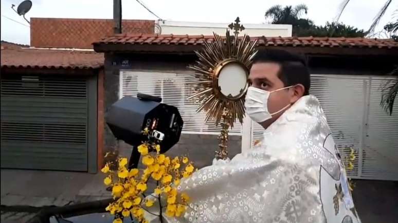 Padre Lucas Gobbo, em evento neste domingo (19), no qual passou em procissão pelas ruas de sua paróquia