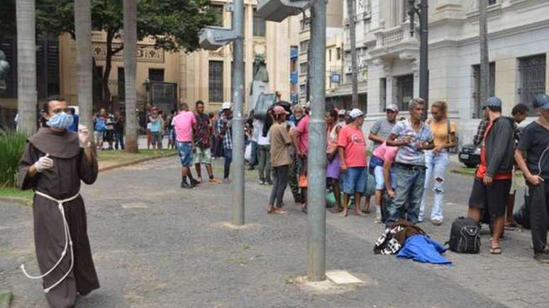 Trabalho assistencial conduzido por frades franciscanos no Largo São Francisco, centro de São Paulo