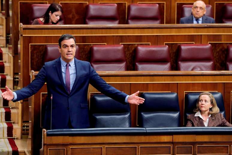 Premiê da Espanha, Pedro Sánchez, no Parlamento em Madri
15/04/2020 Ballesteros/Pool via REUTERS