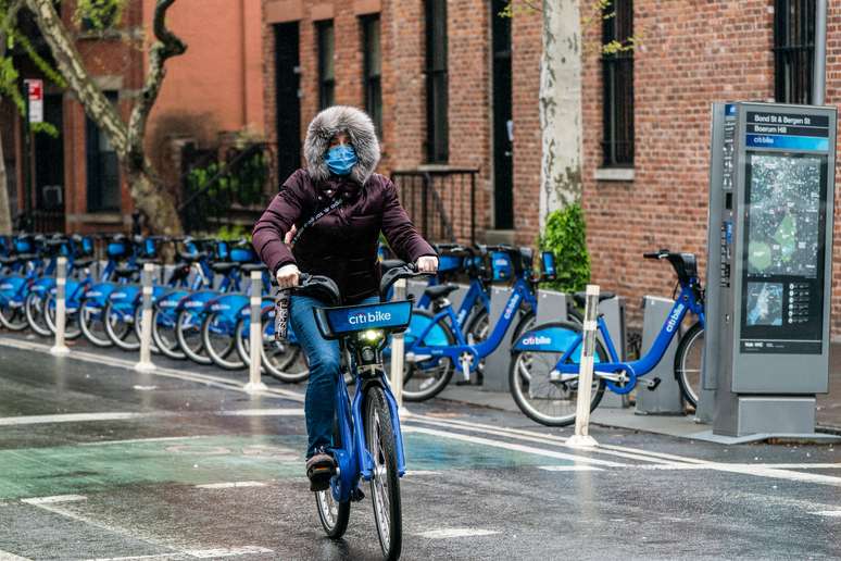 Mulher com máscara de proteção anda de bicicleta em Nova York
26/04/2020 REUTERS/Jeenah Moon