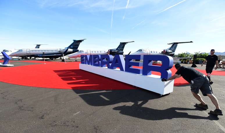 Logo da Embraer em feira de aviação em Las Vegas
21/10/2019 REUTERS/David Becker