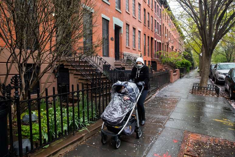 Mulher passeia com seu bebê usando máscara de proteção em Nova York
26/04/2020 REUTERS/Jeenah Moon