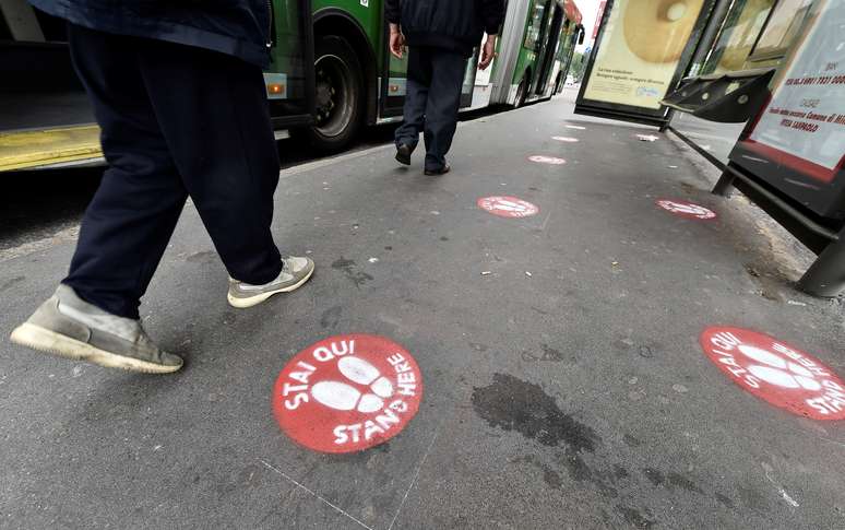 Parada de ônibus em Milão
27/04/2020
REUTERS/Flavio Lo Scalzo