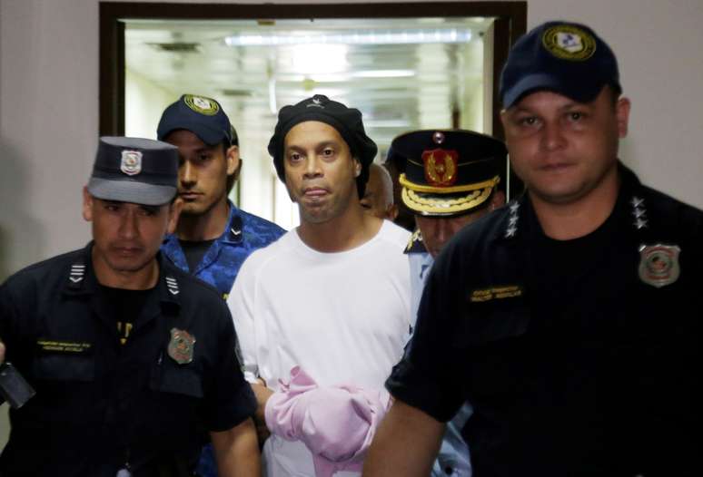 Ronaldinho Gaúcho é escoltado por policiais no Paraguai
07/03/2020
REUTERS/Jorge Adorno