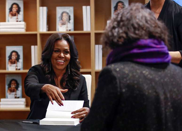 FILE PHOTO: Former first lady Michelle Obama signs copies of her memoir "Becoming" at the Seminary Co-op Bookstore in Chicago, Illinois, U.S., November 13, 2018.  REUTERS/Kamil Krzaczynski/File Photo