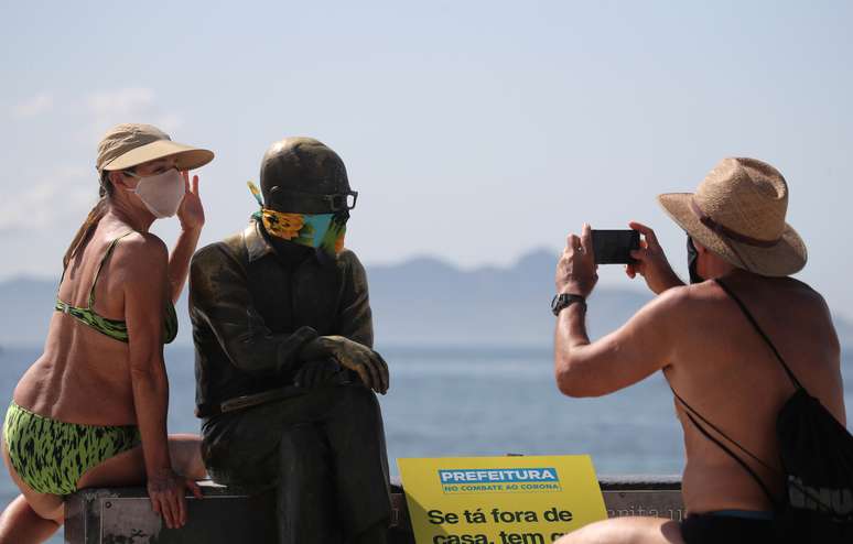 Mulher posa para foto de máscara em praia do Rio de Janeiro
23/04/2020
REUTERS/Sergio Moraes