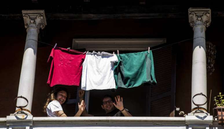 Italianos fazem bandeira com roupas no varal em 25 de abril, Dia da Libertação