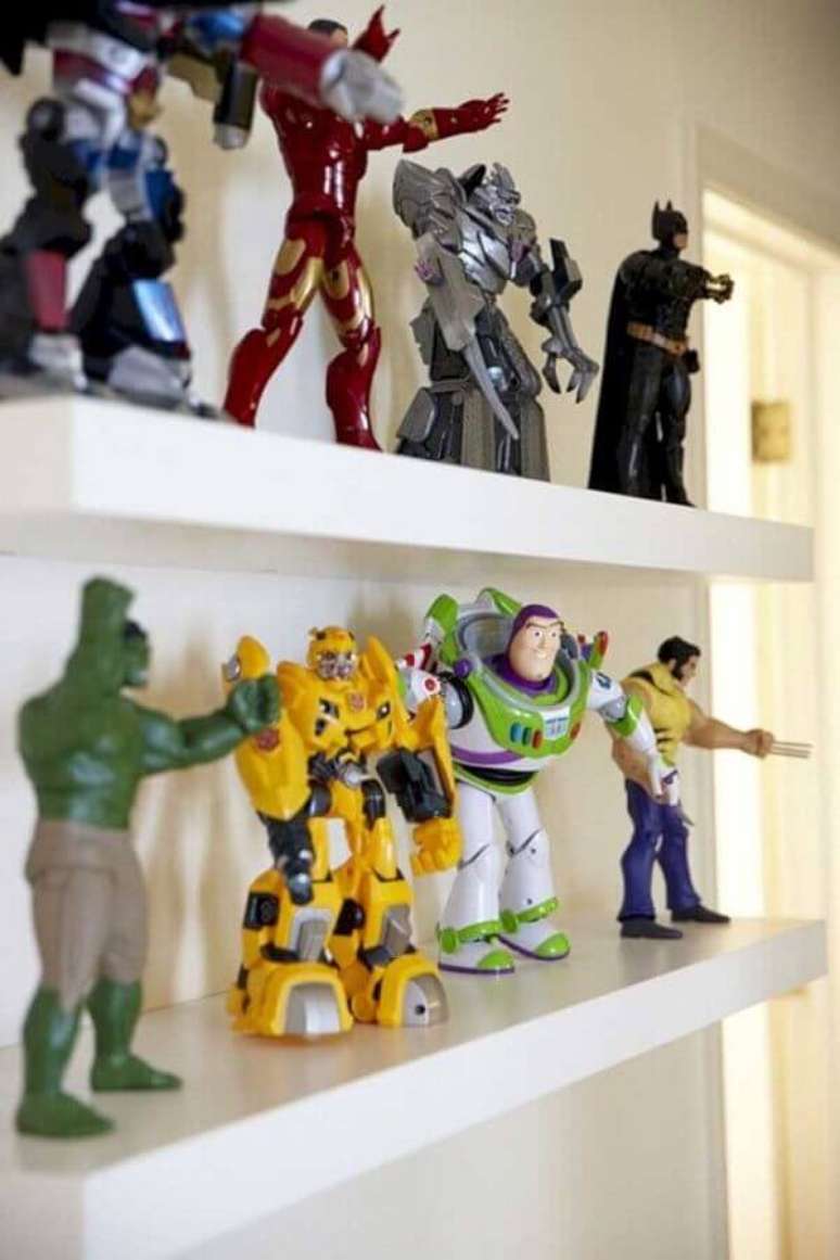 62. Invista em prateleiras com action figures para a decoração do quarto de gamer – Foto: Estopolis