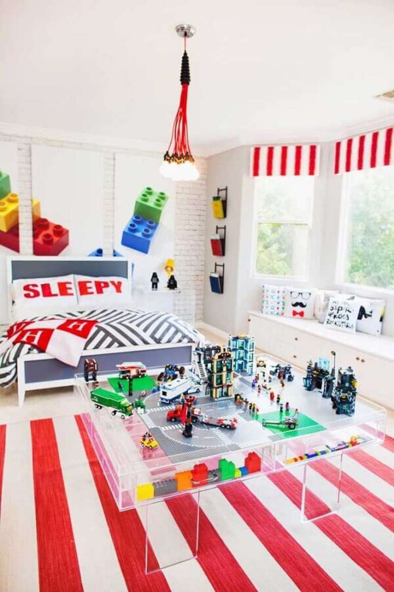 63. Decoração de quarto gamer com quadros grandes e tapete listrado branco e vermelho – Foto: Pinterest