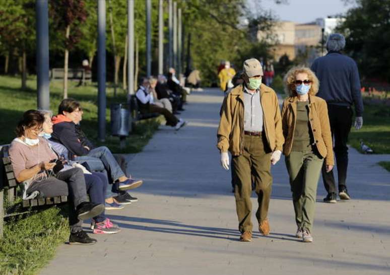 Cidadãos utilizando máscaras de proteção na Sérvia