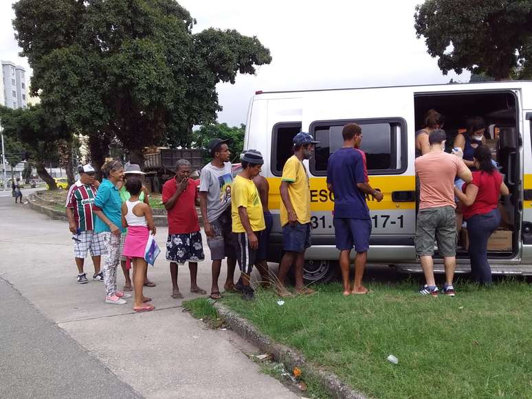 Van de transporte escolar é utilizada para doação de alimentos no Rio