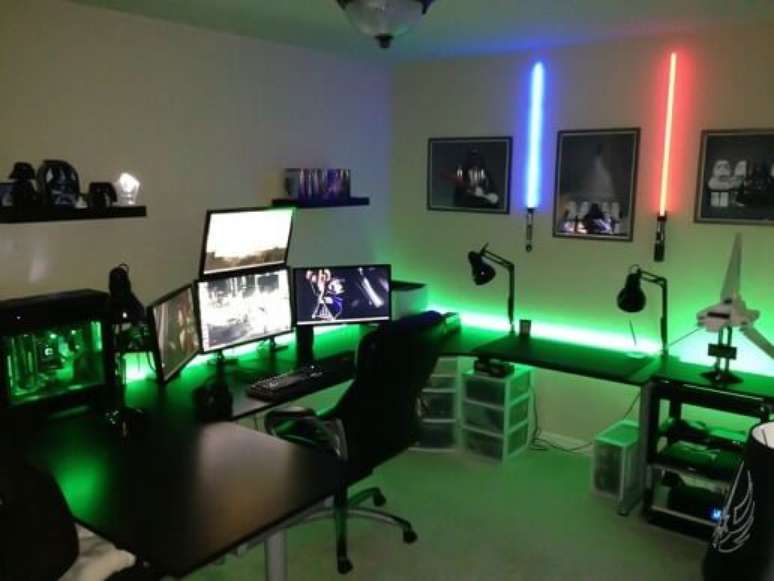 35. Quarto gamer com iluminação indireta e sabres de luz