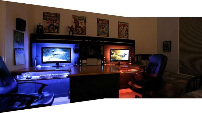 4. Um quarto gamer sempre conta com objetos de decoração como pôsteres e action figures