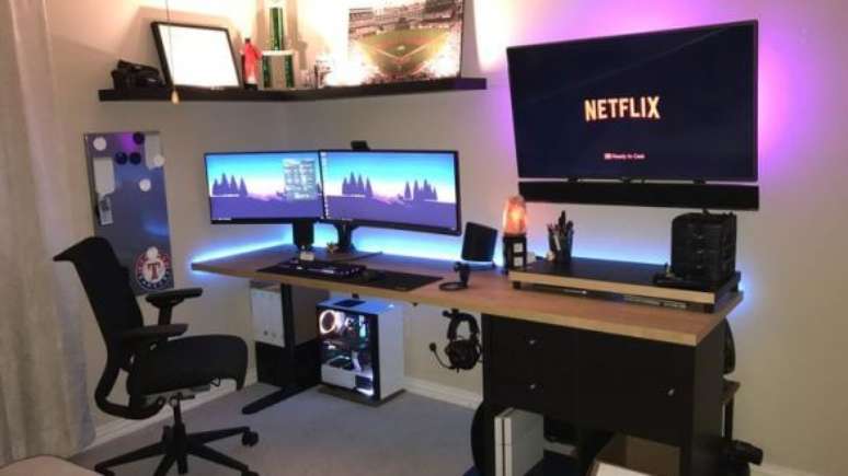 7. Decoração de quarto gamer com fita de led atrás da escrivaninha e TV