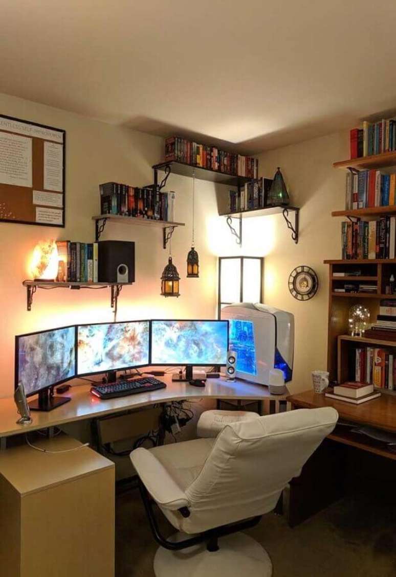 78. Quarto gamer simples decorado com prateleira de livros – Foto: Pinterest