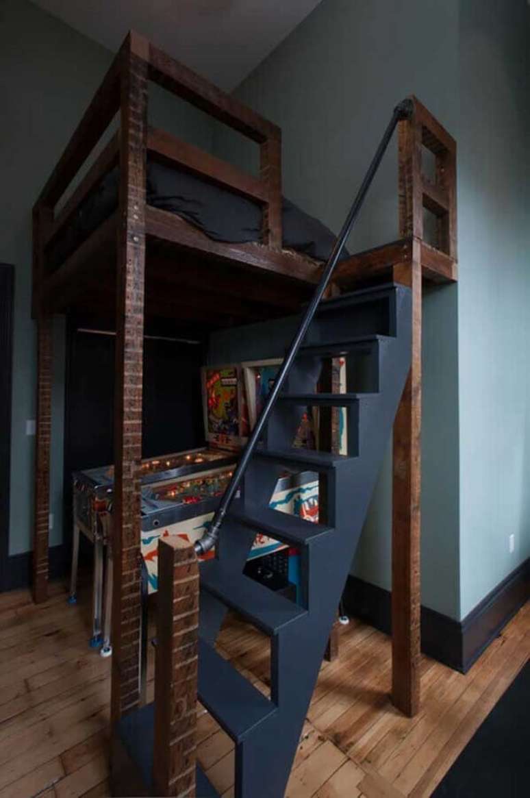 80. Decoração de quarto gamer simples com cama suspensa e fliperama embaixo – Foto: Casa&Diseño