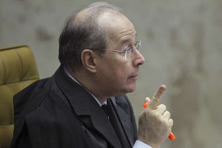 Ministro Celso de Mello durante julgamento no STF 
28/11/2012
REUTERS/Ueslei Marcelino 