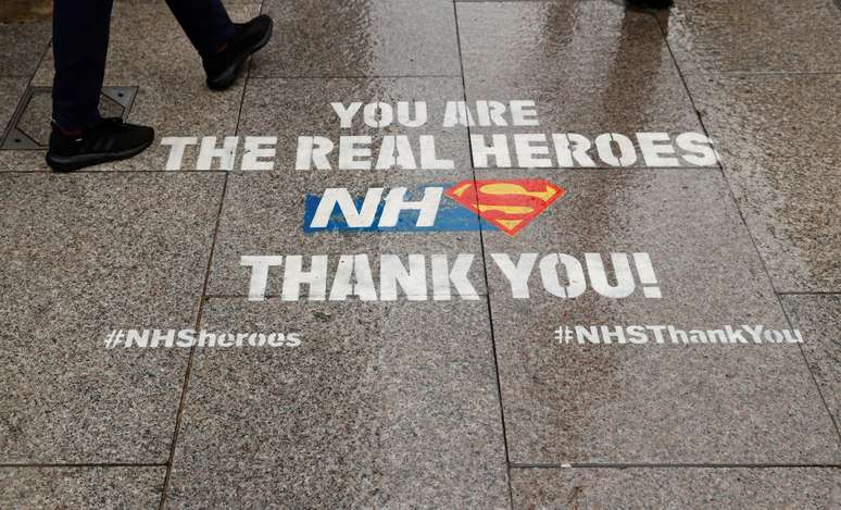 Mensagem de apoio ao Servi&ccedil;o Nacional de Sa&uacute;de do Reino Unido em Londres
28/04/2020 REUTERS/John Sibley