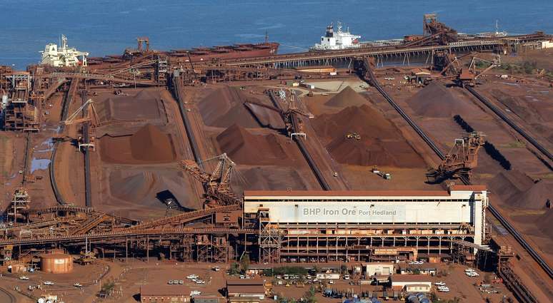 Navios graneleiros atracados na instala&ccedil;&atilde;o de carregamento de min&eacute;rio de ferro da BHP Billiton em Port Hedland
26/05/2008
REUTERS/Tim Wimborne