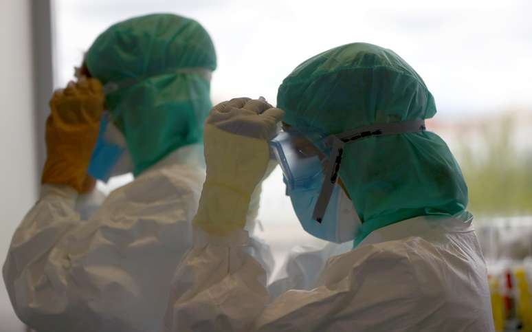 Profissionais de saúde com trajes de proteção na UTI de hospital em Madri
28/04/2020 REUTERS/Sergio Perez