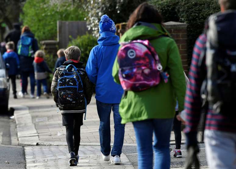Crianças caminham para a escola em Londres
20/03/2020
REUTERS/Toby Melville