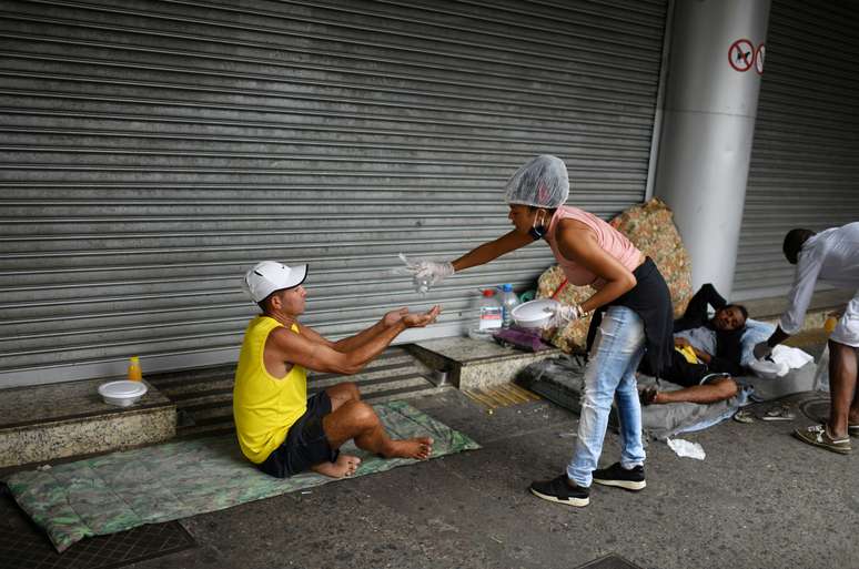 Voluntária despeja álcool gel na mão de homem durante ação de entrega de comida para pessoas em situação de rua no Rio de Janeiro
11/04/2020
REUTERS/Lucas Landau