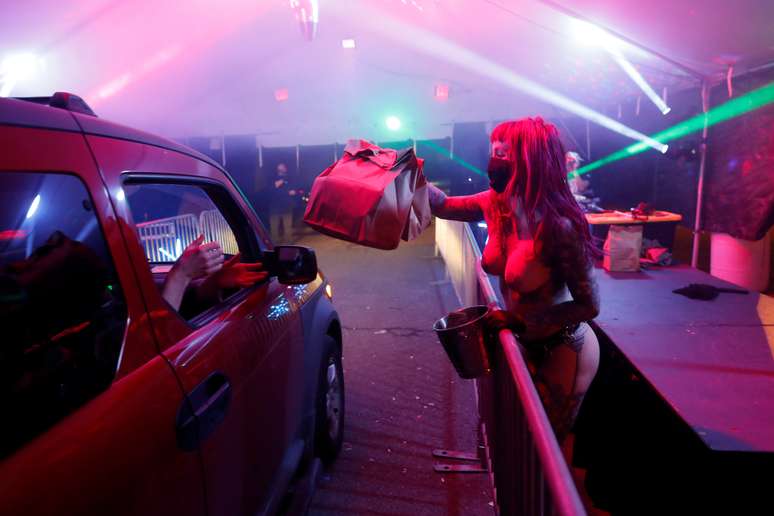 Dançarina Elle Stanger entrega pedido de cliente em drive-through de clube de strip-tease em Portland, nos EUA
24/04/2020
REUTERS/Terray Sylvester