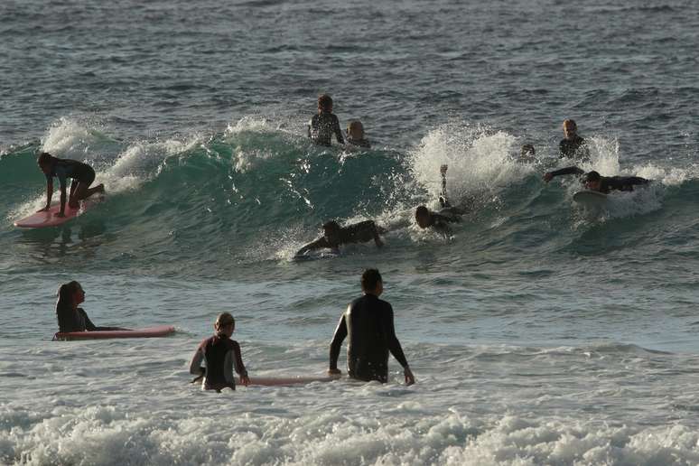Surfistas em Bondi Beach, na Austrália, após reabertura do local pelas autoridades
28/04/2020
REUTERS/Loren Elliott