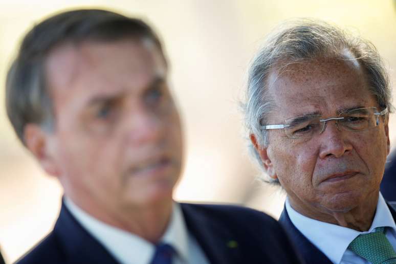 Presidente Jair Bolsonaro, ao lado do ministro da Economia, Paulo Guedes. 27/4/2020. REUTERS/Ueslei Marcelino