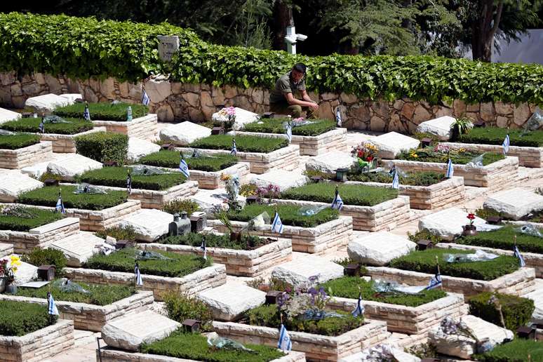 Soldado israelense observa t&uacute;mulos em cemit&eacute;rio de soldados em Jerusal&eacute;m
28/04/2020
REUTERS/Ronen Zvulun