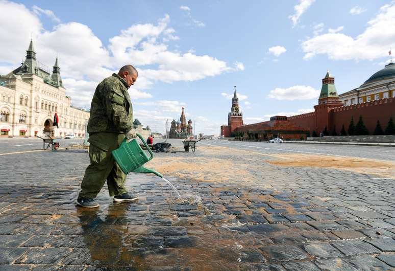 Trabalhador lava ch&atilde;o na Pra&ccedil;a Vermelha, em Moscou
28/04/2020
Kirill Zykov/Ag&ecirc;ncia de Not&iacute;cias Moscou/Divulga&ccedil;&atilde;o via REUTERS