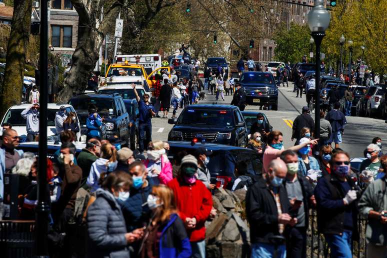 Pessoas observam apresenta&ccedil;&atilde;o de avi&otilde;es da For&ccedil;a A&eacute;rea dos EUA em Nova York
28/04/2020
REUTERS/Eduardo Munoz